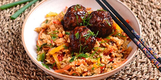 Skal der kød til, er det mega lækkert at servere glaserede kødboller til.