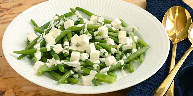 Den grønne bønnesalat med feta og dressing er lækkert til alt fra kylling og fisk til oksekød og svinekød.