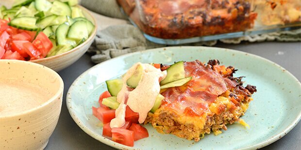 Retten serveres med den lækreste big mac dressing og friske grøntsager.