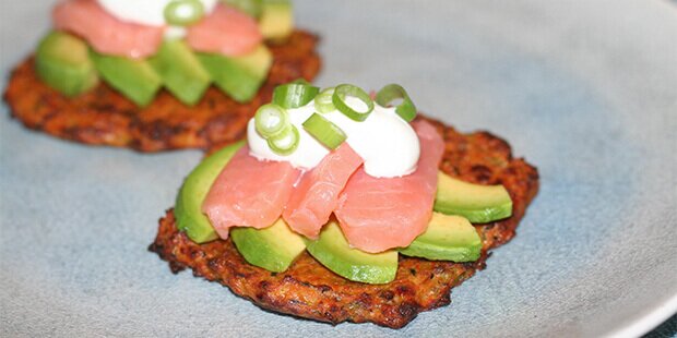 Her er LCHF pandekagerne serveret med avocado, laks og creme fraiche.