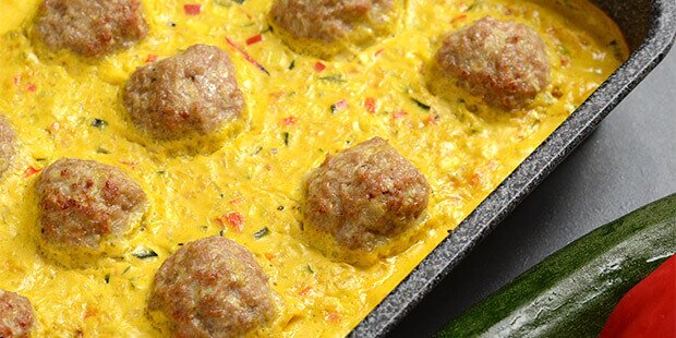 Servér retten med lchf tilbehør såsom blomkålsris eller squashpasta.