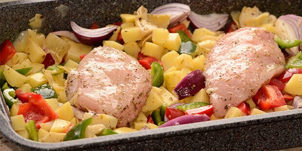 Både grøntsager og kyllingefilet skal bare i fadet og i ovnen og passe sig selv.