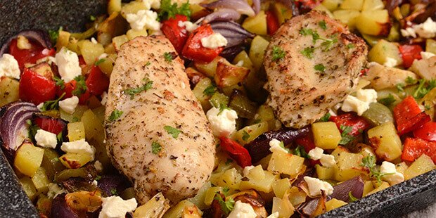 Kartofler, peberfrugt og rødløg steges gyldne og drysses med frisk feta.