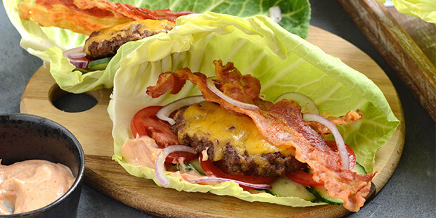 Lækre cheeseburgere i low carb udgave med spidskål i stedet for brød.