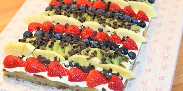 Super lækker frugtkage med creme og marengs.