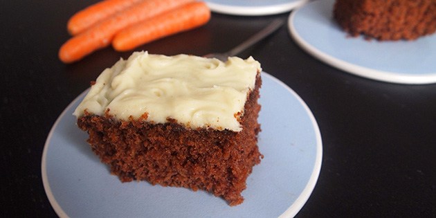 Den skønne flødeosteglasur gør den glutenfri gulerodskage ekstra god.