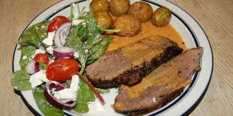 Mør kalvecuvette med kartofler, sovs og salat.