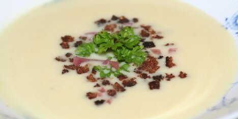 Persillerodssuppe er en lækker og æstetisk flot suppe når den pyntes lidt.