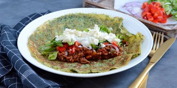 Fyld dem med f.eks. kødsovs, grøntsager, dressing og feta
