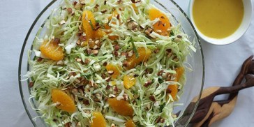 Super lækker salat med spidskål og ristede mandler