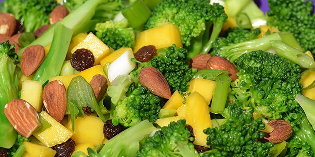 God broccolisalat med færre kalorier, da den er uden bacon og mayo.