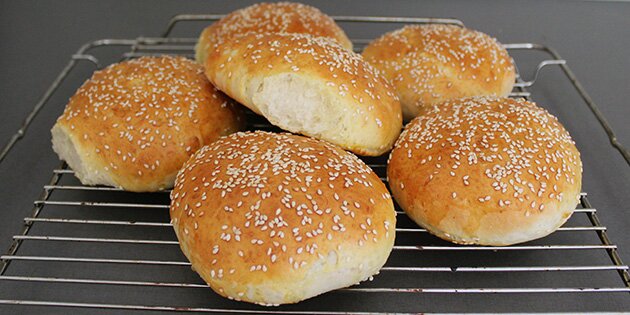 Luftige og lækre burgerboller med sesam.