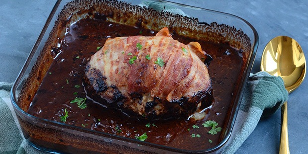 Farsbrødet bliver dejligt saftigt og får masser af smag.