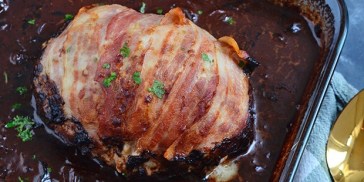 Pakket ind i bacon og tilberedt ovenpå brun sovs og bløde løg - det er bare lækkerier.