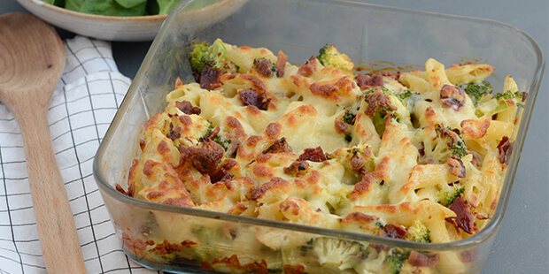 Pasta, bacon, broccoli og mornaysauce er en lækker kombination