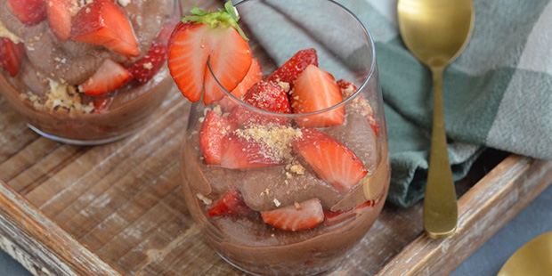 Der skal simpelthen kun bruges fire ingredienser til den nemme jordbær dessert.
