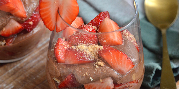 De knuste makroner giver et sprødt modspil til den bløde Nutella-creme