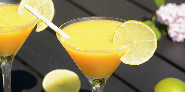 Frozen gin hass kan laves både med frossen mango og med frisk mango, der fryses ned.