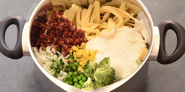 Ingredienserne til one pot pastaen er klar.