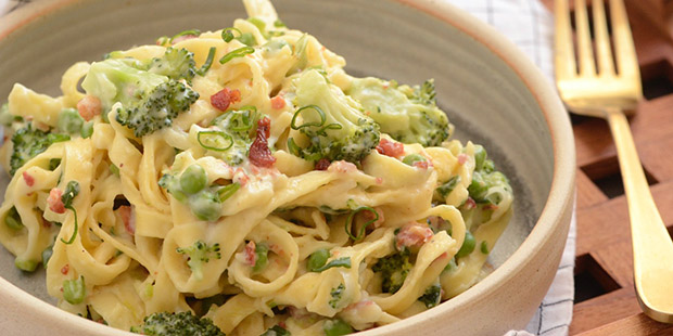 Den sprøde bacon kan drysses over til sidst eller koges med i retten.