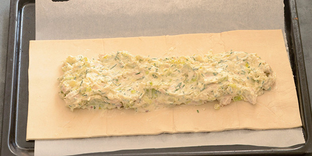 Flødeostefyldet med kylling og bacon kommes på butterdejen