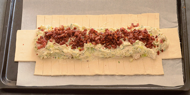 Kanterne skæres af, og der laves ridser langs fyldet.