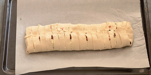 Luk fyldet inde ved at folde flapperne over på kryds og tværs.