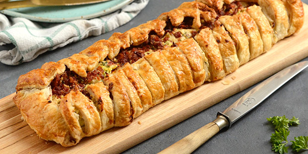 Den lækre butterdejsstang er en ny variant af den klassiske skinkestang.