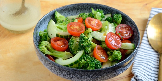 Server den super nemme salat til stort set alt lige fra kylling og svinekød til oksekød.