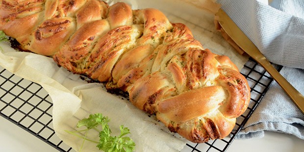 Det flettede hvidløgsbrød er en fantastisk hjemmebagt snack.