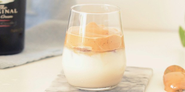 Dalgona kaffen er super hurtig at bikse sammen og ekstremt lækker