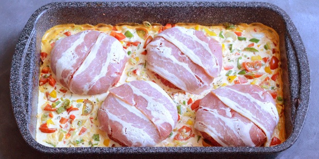 Hakkebøfferne pakkes ind i bacon og så skal det i ovnen