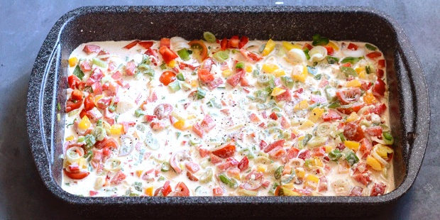 Så hældes flødesovsen med pikantost over.