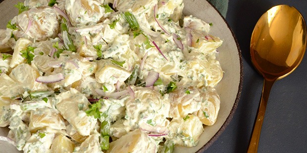 Nye kartofler, bønner, rødløg og persille passer perfekt sammen i salaten.