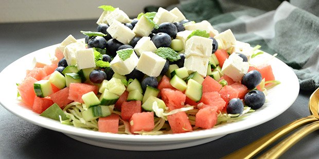 Spidskålssalaten med vandmelon toppes med cremet feta og frisk mynte.