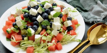 Den friske salat med vandmelon er lækker til f.eks. grillmad