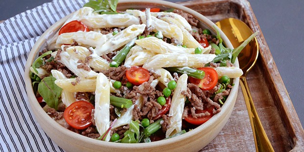 Pastasalaten med bearnaisedressing og dejlige grøntsager samt det brunede hakkede oksekød