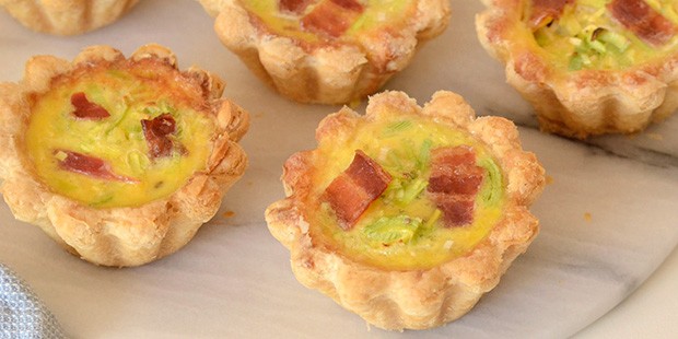 Mini-tærterne er fyldt med den lækreste kombination af bacon og porre.