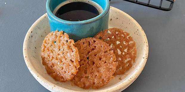 Servér evt. småkagerne til en kop kaffe, til is eller som pynt på kage.