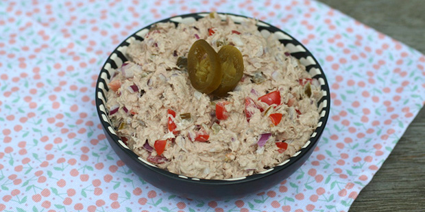 Stærk tunsalat med syltede jalapeños.