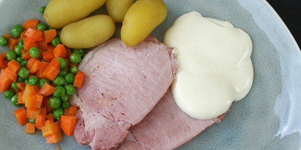 Dressingen serveret til kogt skinke, ærter og gulerødder.
