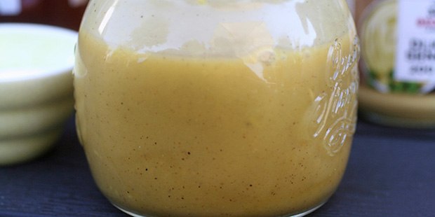 Honning og sennep rystes nemt sammen med de andre ingredienser i glasset.