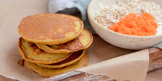 Der gemmer sig både gulerod og havregryn i grøntsagspandekagerne, så de er fulde af fibre.