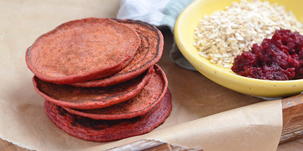 Med rødbede i pandekagedejen bliver resultatet helt lilla.