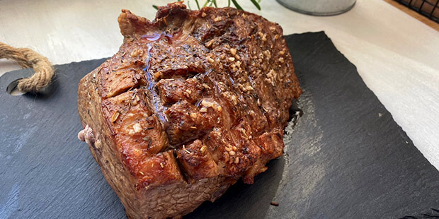 Brunet af på panden og stegt i ovnen giver en fantastisk mør steg.