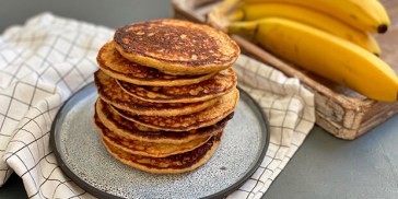 Man kan også blende pandekagedejen, hvis man ikke er så meget til klumperne i hytteosten