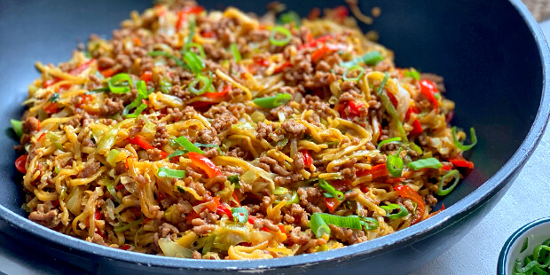 En lækker fyldig ret med svinekød, masser af grøntsager og æg.