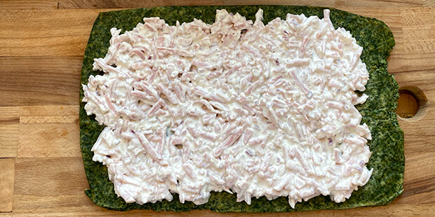 Først smøres skinkesalaten på