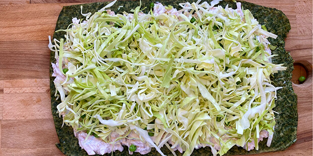 Og til sidst en masse fintsnittet spidskål, inden rouladen rulles sammen.