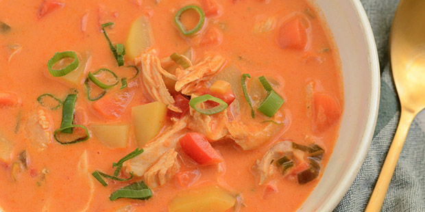 Lidt fløde giver suppen et cremet twist.